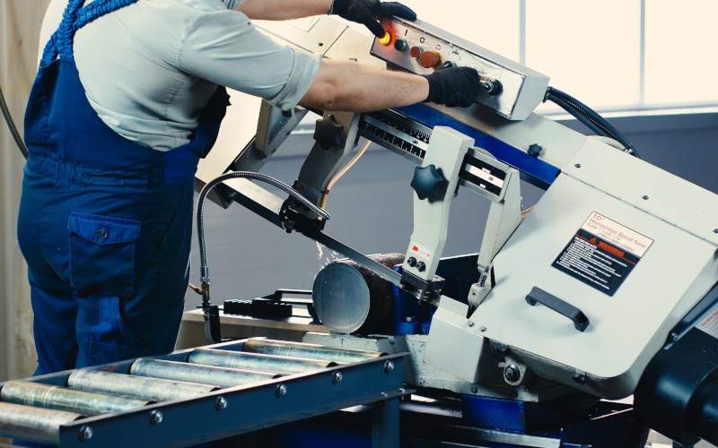 Metal Kesiminde Daire Testere mi Şerit Testere mi? Doğru Makineyi Belirleme Rehberi