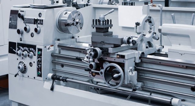 Universal Torna Tezgahı mı Ağır Tip Torna mı? Atölye Kapasitesine Göre Doğru Seçim